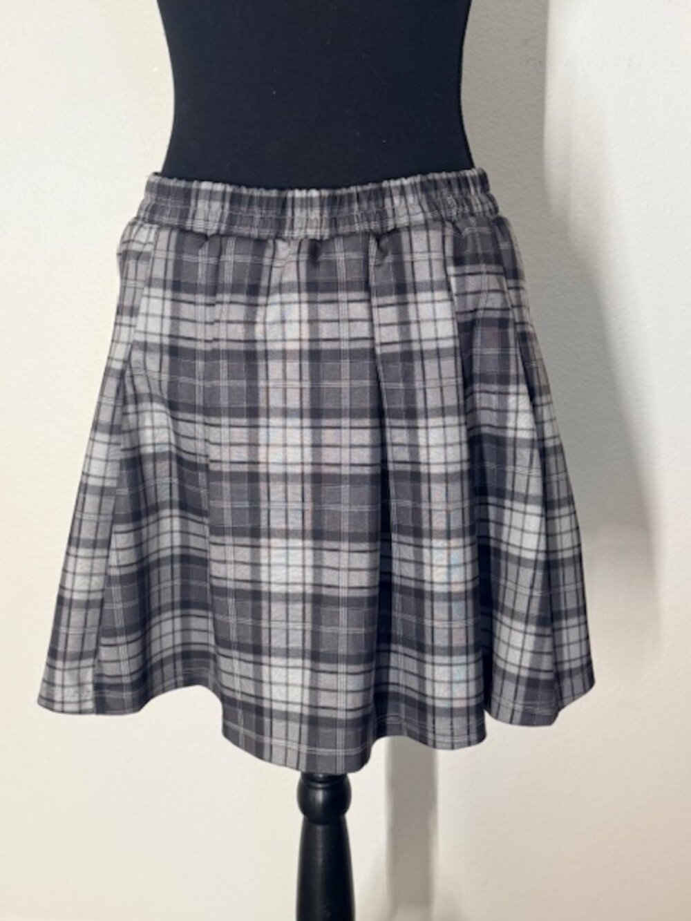 Black/grey plaid skort size L - Picture 3 of 5